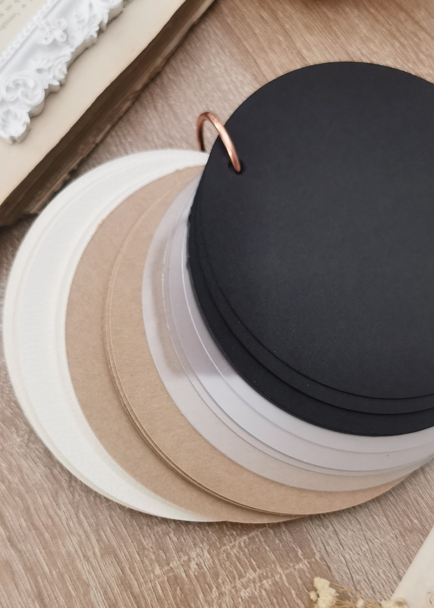 Round journal with mixed pages