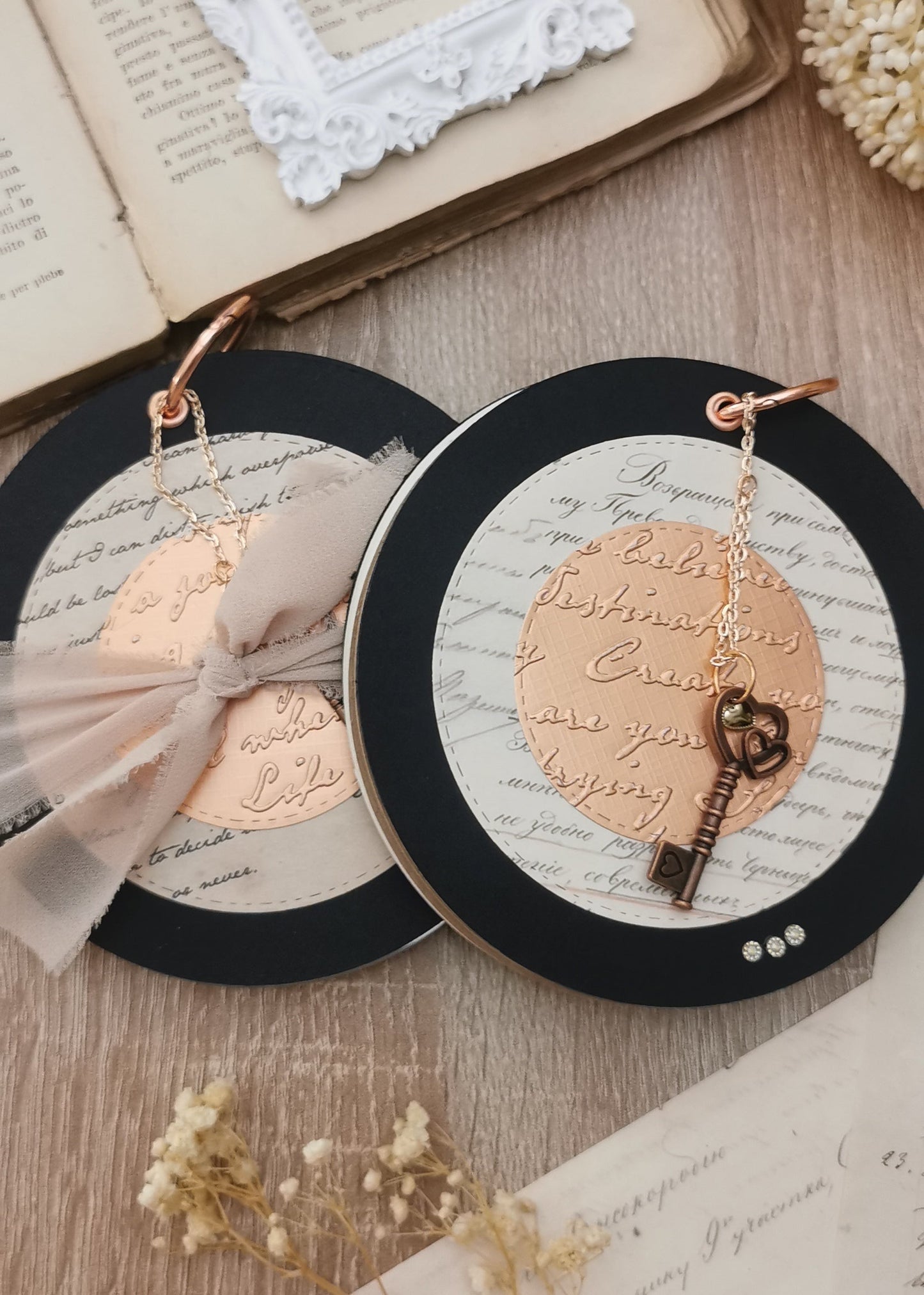 Round journal with mixed pages