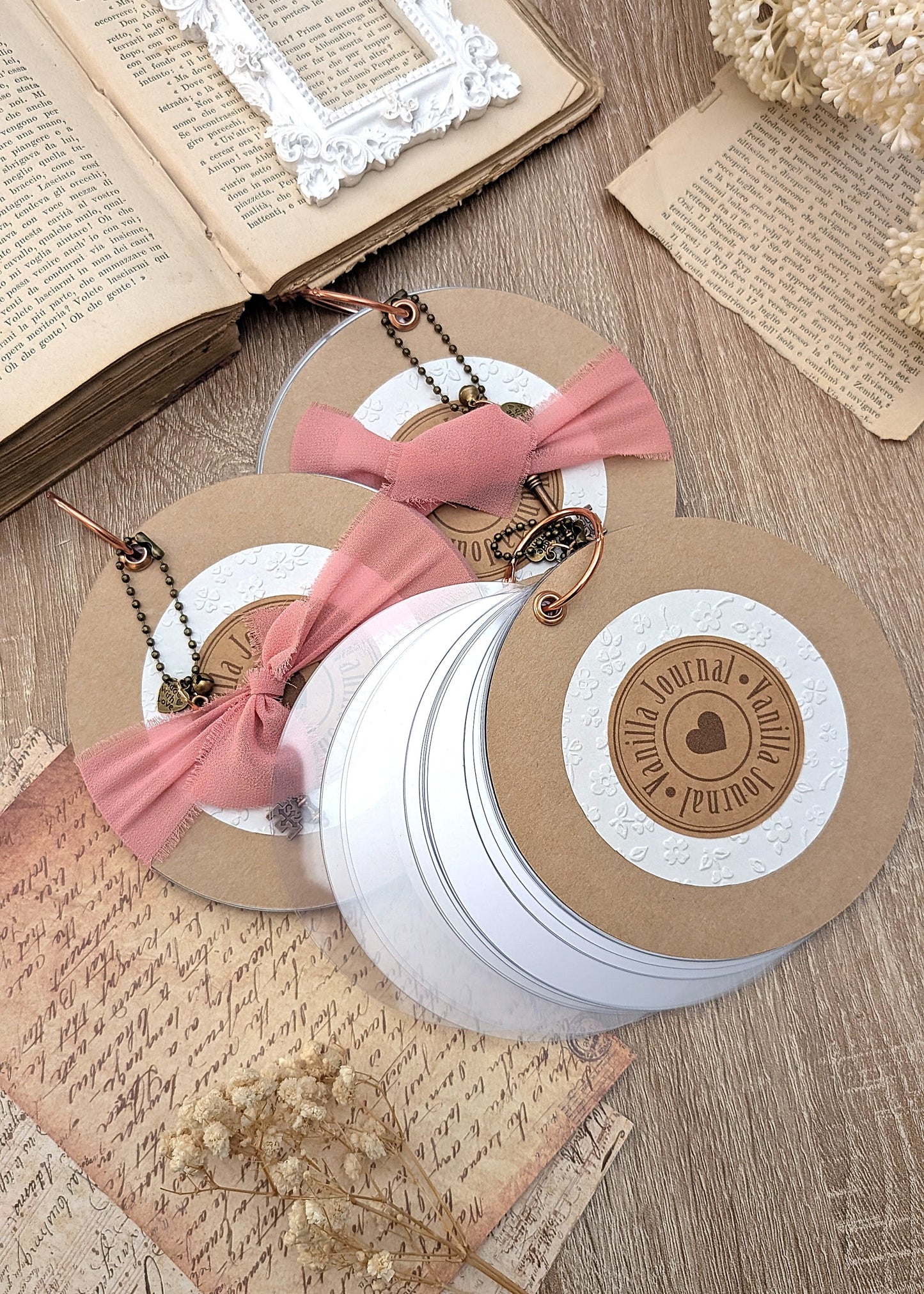 Round journal with transparent pages